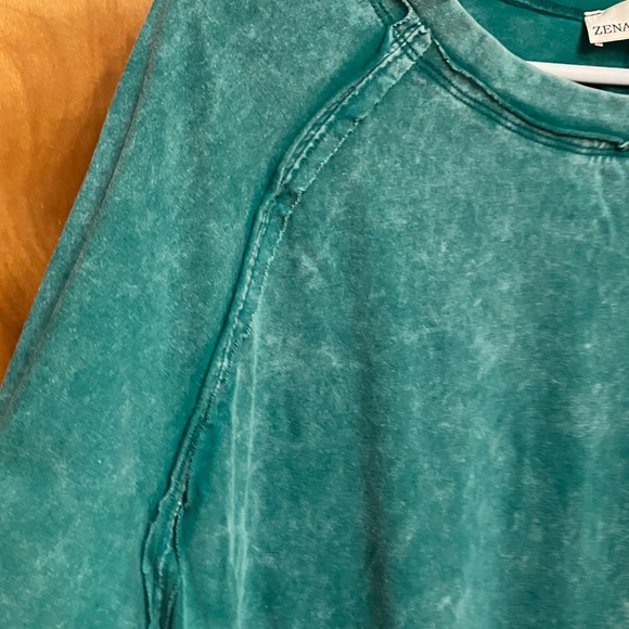 ZENANA. Turquoise/Green Long Distressed Sleeve Shirt. HAS THUMB HOLES. Size L. - Picture 4 of 6
